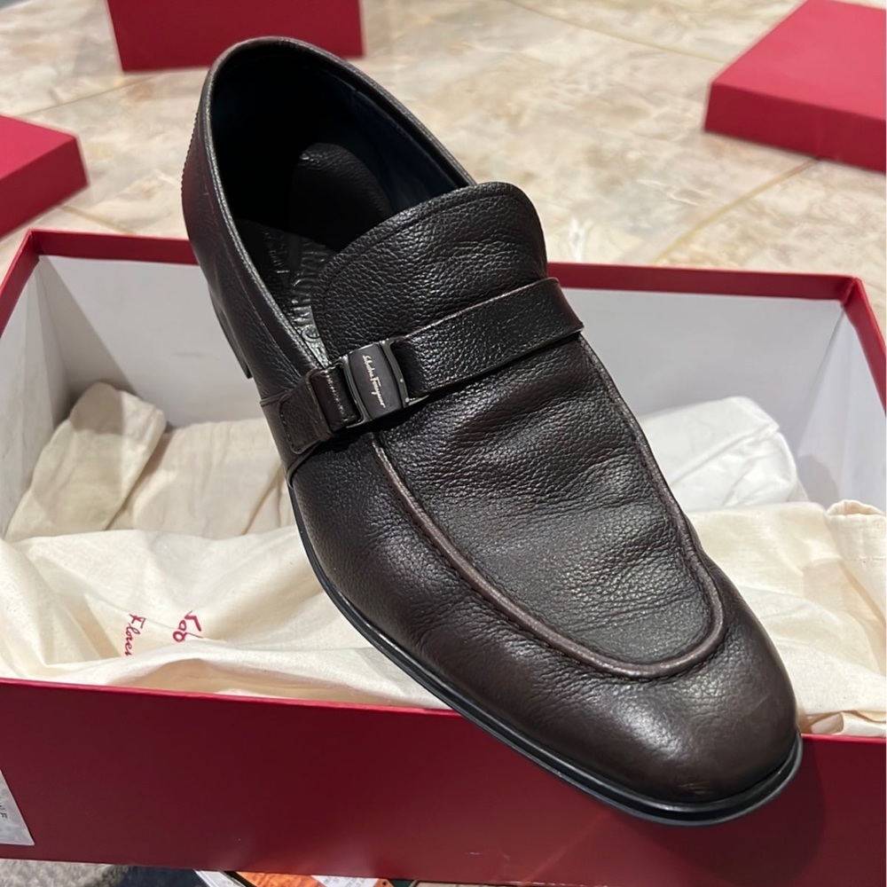 Mens Ferragamo brown dress shoes  size 9.5 in mens. In great condition